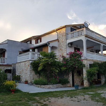 Apartamento Nada And Family Rovinjsko Selo Exterior foto