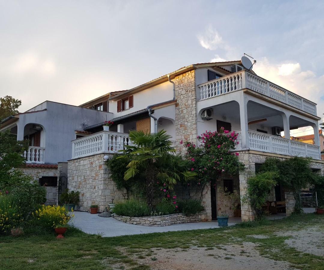 Apartamento Nada And Family Rovinjsko Selo Exterior foto