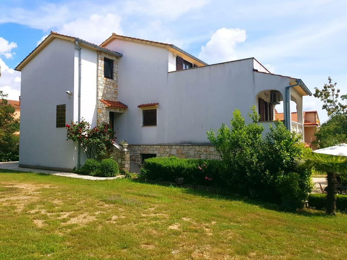 Apartamento Nada And Family Rovinjsko Selo Exterior foto